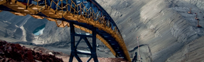Coveryor beld transporting minerals.